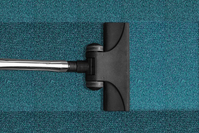 Cómo limpiar ⁢las juntas del ⁢suelo ​negro:⁣ Descubre los mejores métodos de limpieza