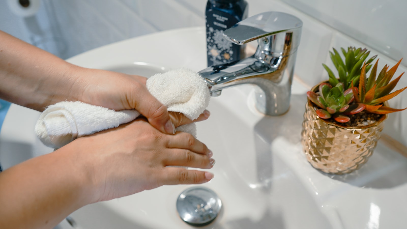 Pasos⁣ detallados para‍ una limpieza ⁢efectiva de azulejos de ⁣baño mate