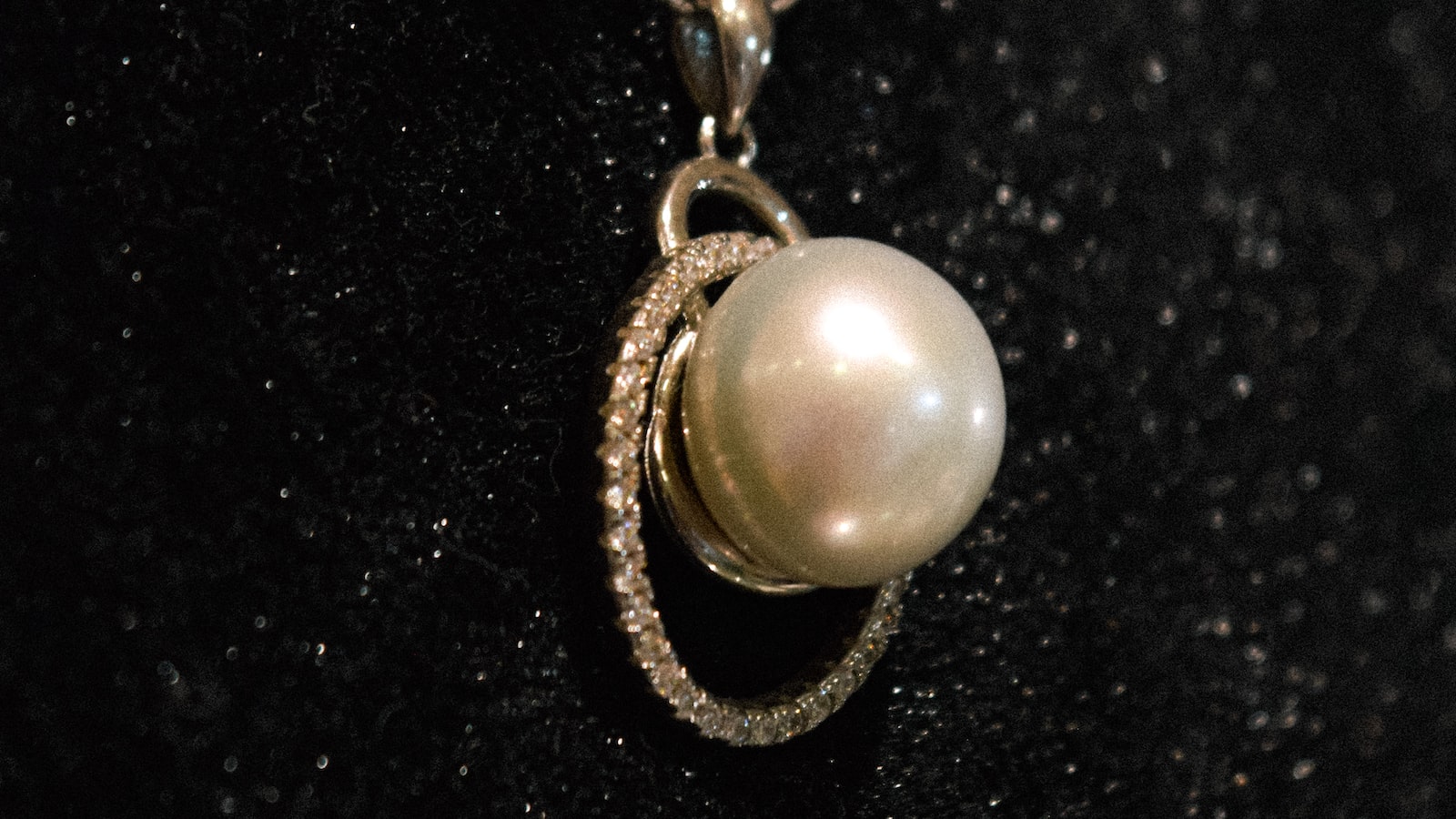 Las perlas cultivadas y naturales requieren cuidados especiales‌ para mantener su lustre ⁤y belleza. Aprende los mejores métodos de limpieza para que tus perlas luzcan⁢ impecables